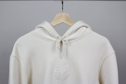 Nos hoodies sont notre produits coup de cœur. Fièrement fait au Québec en passant par le tissu, les lacets, la broderie, la coupe et la confection. C'est un incontournable pour tous vos activités