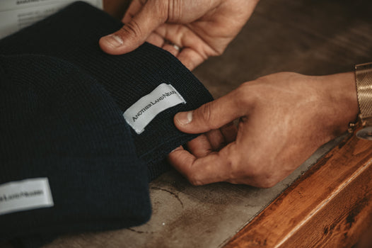 Nos tuques sont tricotés à Montréal à partir de fibre écologique de grande qualité. Nous travaillons avec du coton biologique et de la laine de mérinos italienne certifié.