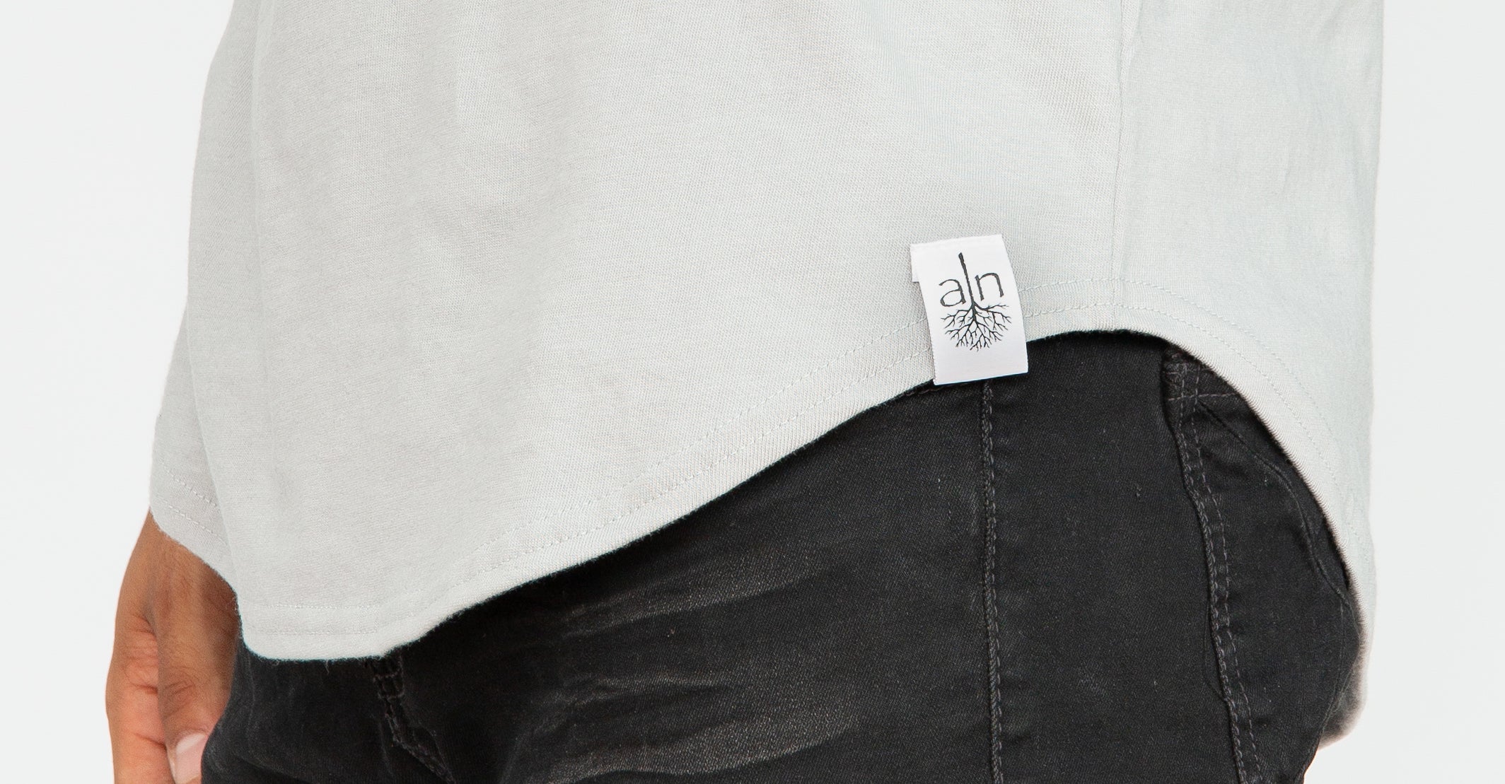 Notre t-shirt scoop bottom fabriqué en à partir d'une jersey 100% coton biologique tricoté à Montréal et fabriqué localement à Québec. Il offre une coupe cintré et une finition arrondi au bas pour un look modern et tendance.