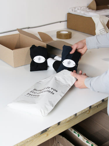 Vêtements pour hommes écologique, fabriqué au Québec et au Canada. Nous élaborons la conception et la production de vêtement de grande qualité pour hommes à la fois, écoresponsable et fabriqué localement au Québec et au Canada. Emballage matière recyclé